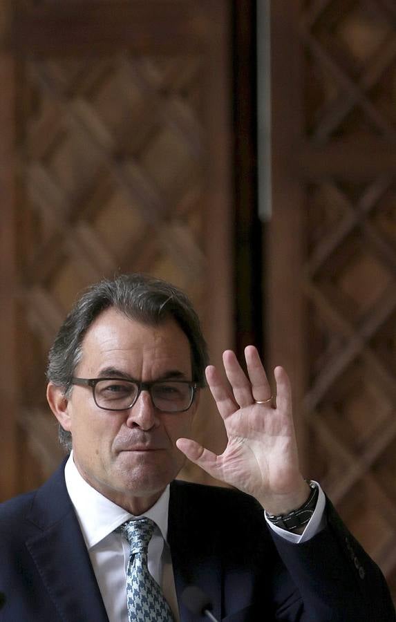 Martes 14 de octubre: El presidente de Cataluña, Artur Mas, afirmó que su gobierno mantendrá la consulta soberanista del 9 de noviembre "con urnas y papeletas", pero en un marco jurídico de "participación" ciudadana ya existente. Mas compareció después de renunciar a la consulta del 9N tal y como estaba establecida en el decreto aprobado para ese fin, que el Tribunal Constitucional de España suspendió por no cumplir con la legislación española. EFE/Alberto Estévez