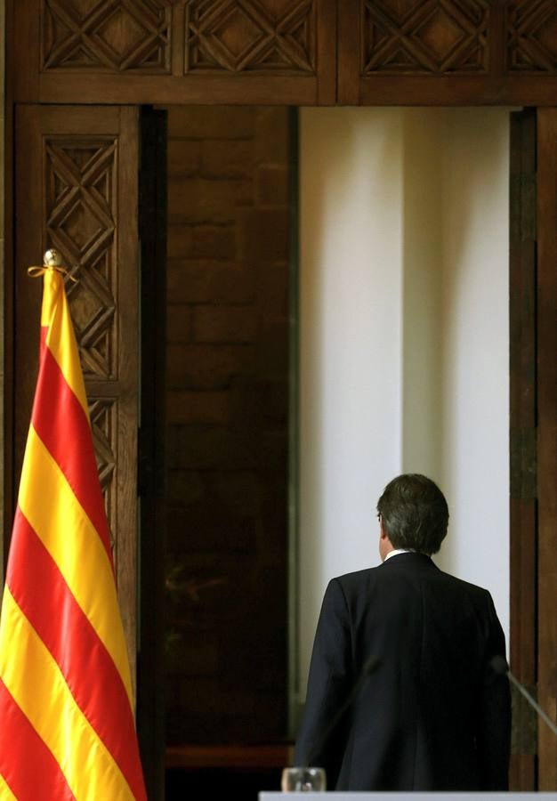 Martes 14 de octubre: El presidente de Cataluña, Artur Mas, afirmó que su gobierno mantendrá la consulta soberanista del 9 de noviembre "con urnas y papeletas", pero en un marco jurídico de "participación" ciudadana ya existente. Mas compareció después de renunciar a la consulta del 9N tal y como estaba establecida en el decreto aprobado para ese fin, que el Tribunal Constitucional de España suspendió por no cumplir con la legislación española. EFE/Alberto Estévez