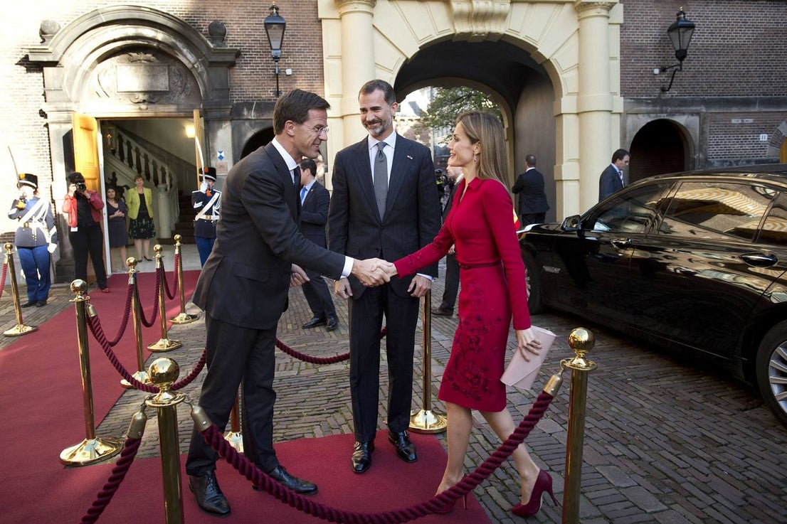 Miércoles 15 de octubre: Los Reyes de España, don Felipe y doña Letizia, a su llegada al Palacio Noordeinden donde fueron recibidos por los reyes Guillermo-Alejandro y Máxima de Holanda, en el inicio de su visita oficial a los Países Bajos. Foto: Paco Campos.
