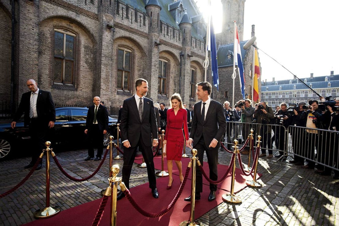 Miércoles 15 de octubre: Los Reyes de España, don Felipe y doña Letizia, a su llegada al Palacio Noordeinden donde fueron recibidos por los reyes Guillermo-Alejandro y Máxima de Holanda, en el inicio de su visita oficial a los Países Bajos. Foto: Paco Campos.