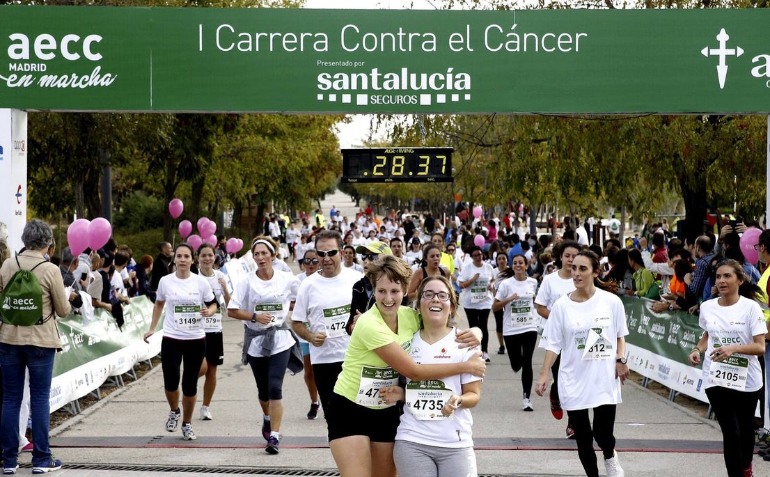 Domingo, 19 de octubre. Celebración del día contra el cáncer de mama en diferentes rincones del planeta como Barcelona, Ávila, Zaragoza, Cancún o Estados Unidos. Se han realizado diferentes actos de concienciación como cadenas humanas, firmas, suelta de globos, carreras de la mujer e incluso se han podido ver referencias al día en actos deportivos como el partido de rugby en el que se enfrentaron Toronto Argonauts contra Alouettes de Montreal, donde los jugadores lucieron medias rosas. Fotografías: Agencias.