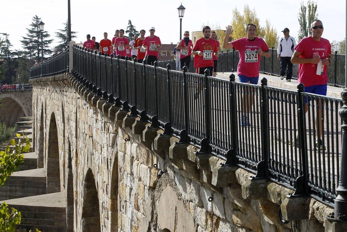 Domingo, 19 de octubre. Celebración del día contra el cáncer de mama en diferentes rincones del planeta como Barcelona, Ávila, Zaragoza, Cancún o Estados Unidos. Se han realizado diferentes actos de concienciación como cadenas humanas, firmas, suelta de globos, carreras de la mujer e incluso se han podido ver referencias al día en actos deportivos como el partido de rugby en el que se enfrentaron Toronto Argonauts contra Alouettes de Montreal, donde los jugadores lucieron medias rosas. Fotografías: Agencias.