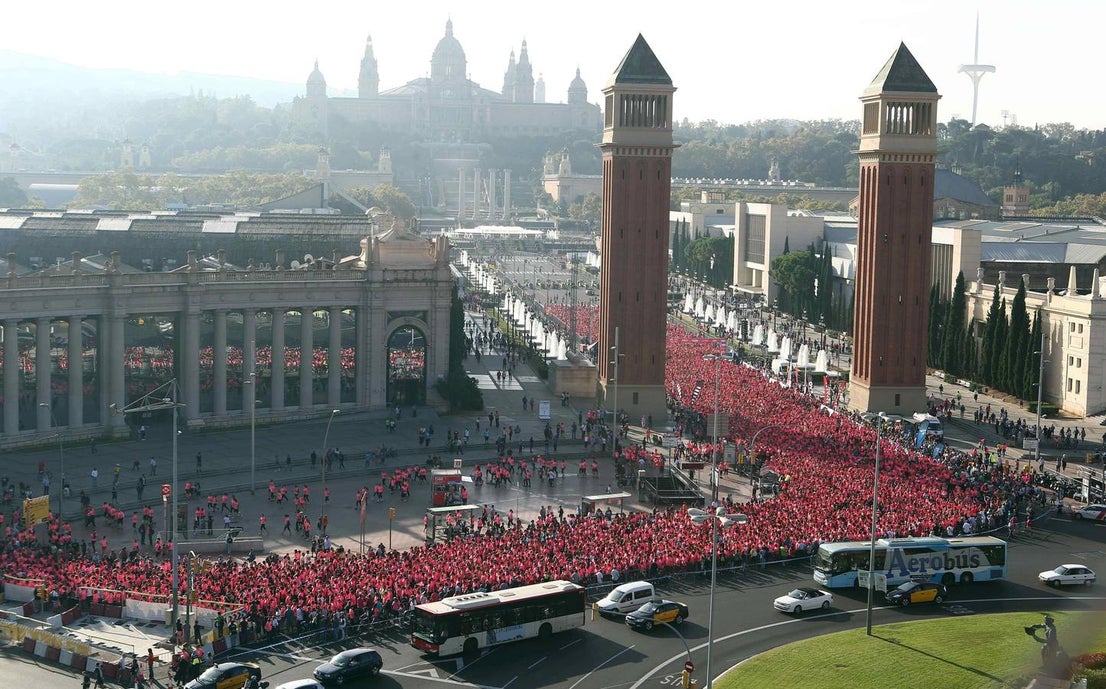 Domingo, 19 de octubre. Celebración del día contra el cáncer de mama en diferentes rincones del planeta como Barcelona, Ávila, Zaragoza, Cancún o Estados Unidos. Se han realizado diferentes actos de concienciación como cadenas humanas, firmas, suelta de globos, carreras de la mujer e incluso se han podido ver referencias al día en actos deportivos como el partido de rugby en el que se enfrentaron Toronto Argonauts contra Alouettes de Montreal, donde los jugadores lucieron medias rosas. Fotografías: Agencias.