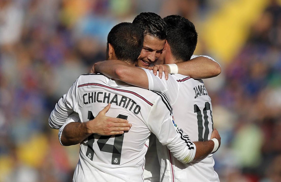 Sábado 18 de octubre. Real Madrid y Barcelona vencieron en sus partidos ante el Levante y el Eibar respectivamente, en los que volvieron a marcar Cristiano Ronado y Messi. Fotografía. AFP/REUTERS