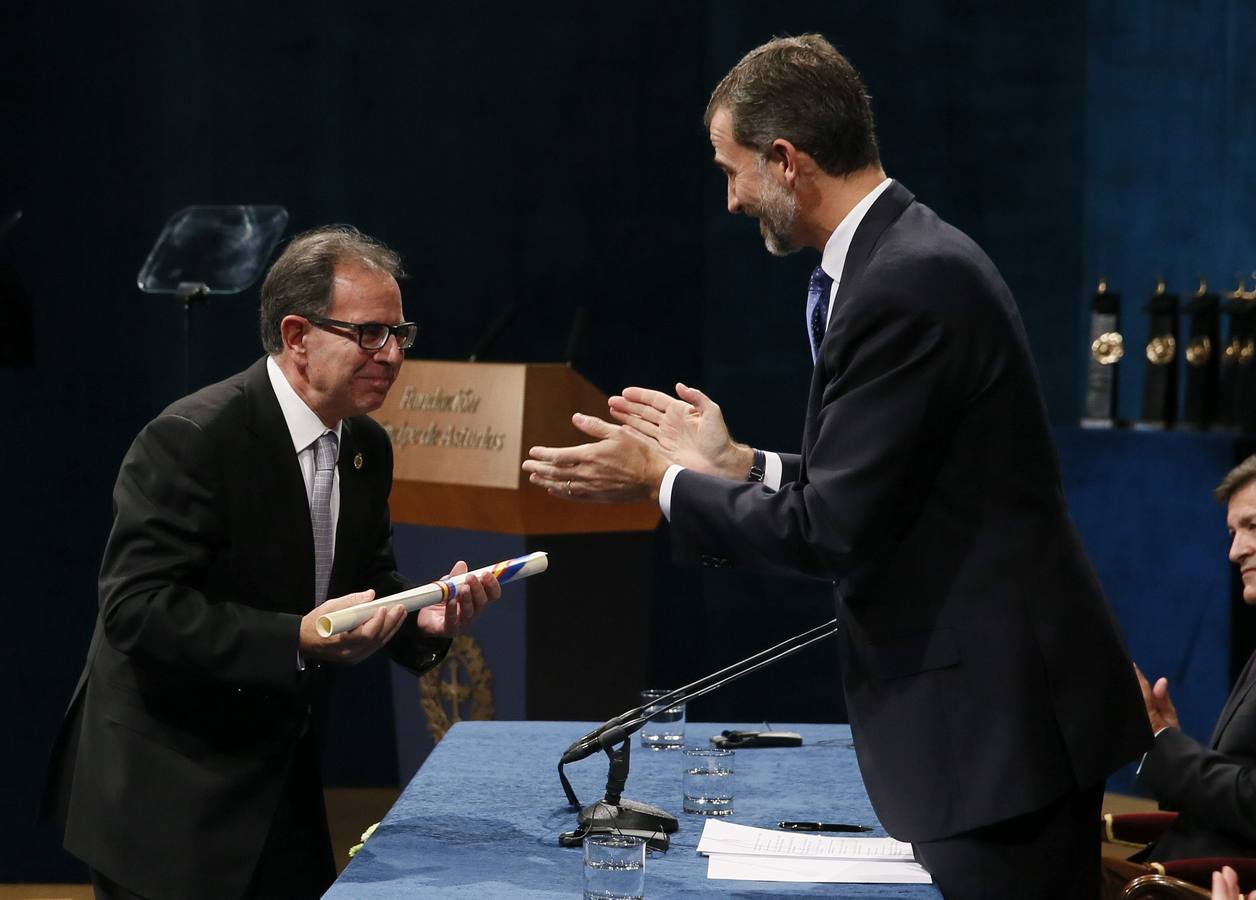 El rey Felipe VI entrega al químico valenciano Avelino Corma el Premio Príncipe de Asturias de Investigación Científica y Técnica.