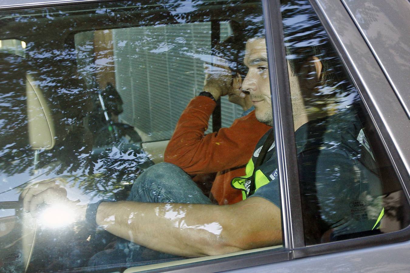 Jueves, 23 de octubre. Oleguer Pujol, hijo menor del expresidente catalán Jordi Pujol, fue detenido por la policia para facilitar el registro de su casa de Barcelona y evitar la destrucción de pruebas. Fotografías: EFE/AFP