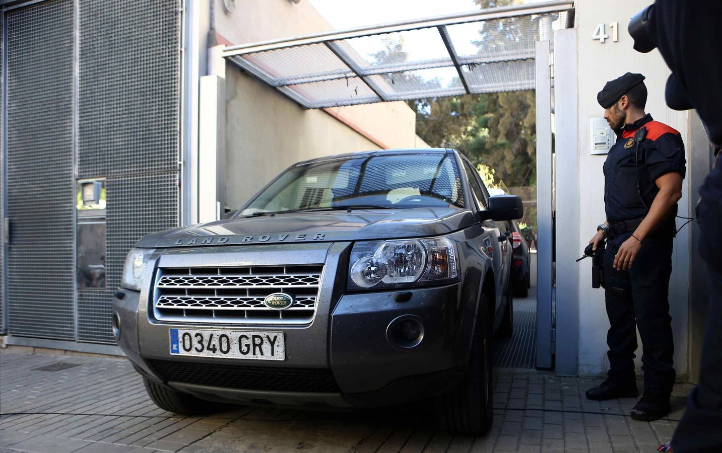 Jueves, 23 de octubre. Oleguer Pujol, hijo menor del expresidente catalán Jordi Pujol, fue detenido por la policia para facilitar el registro de su casa de Barcelona y evitar la destrucción de pruebas. Fotografías: EFE/AFP