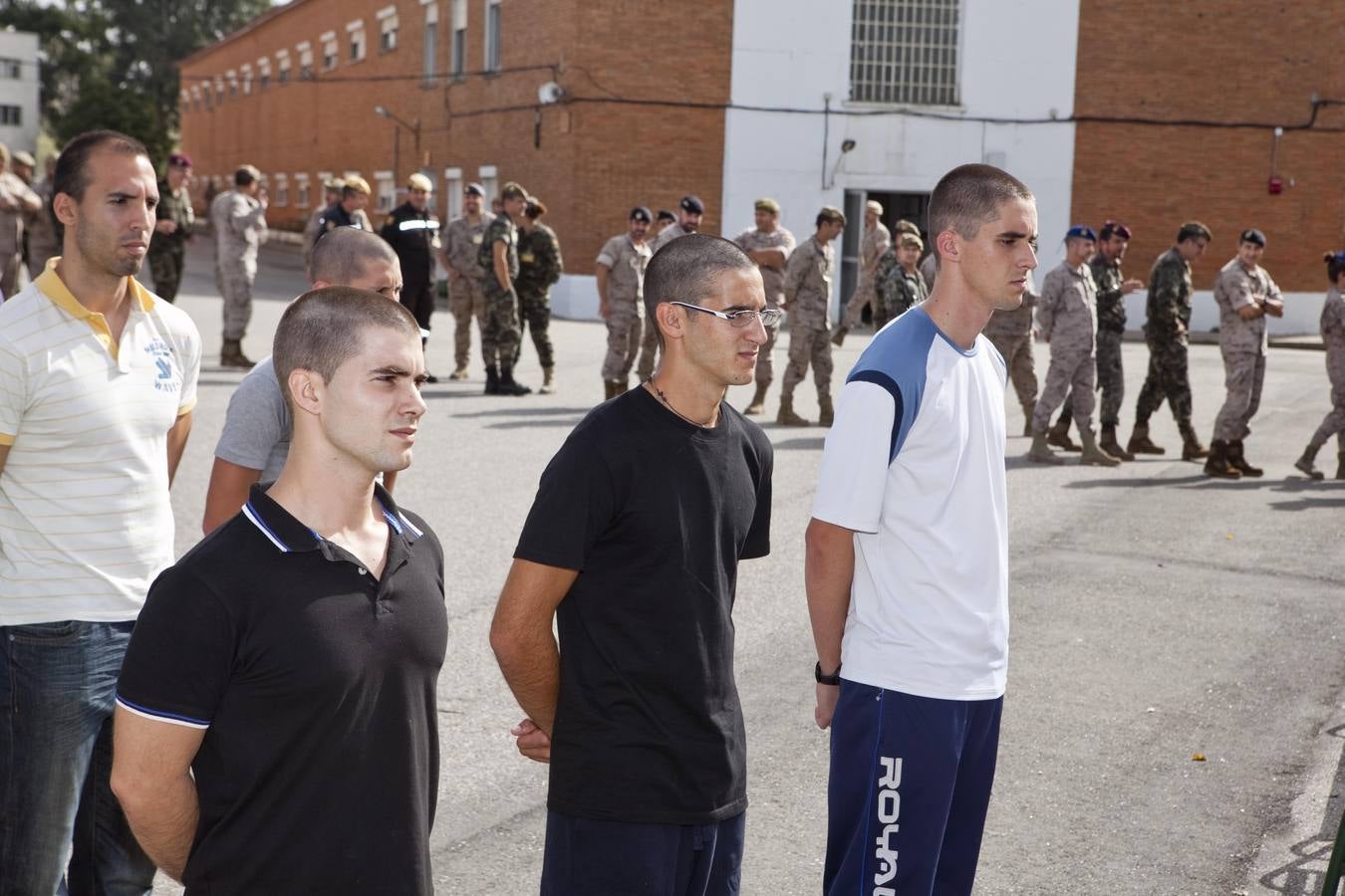 Lunes, 20 de octubre. El Centro de Formación de Tropa (Cefot), número 1 de Cáceres, recibió el segundo ciclo de alumnos de este año, compuesto por 545 jóvenes. Estarán formándose durante cuatro meses, hasta febrero de 2015. Fotos: Jorge Rey