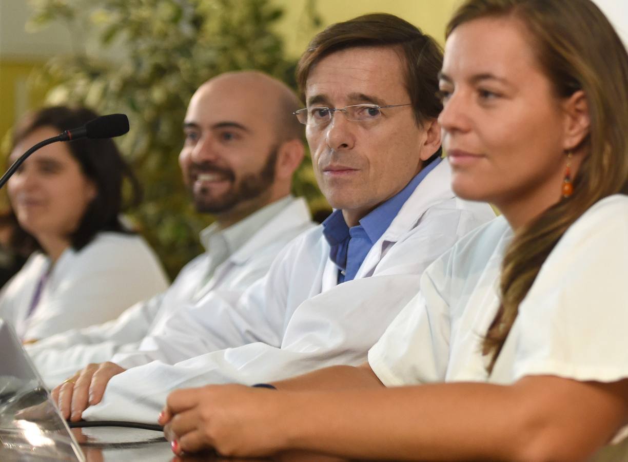 Martes 21 de octubre. Miembros del equipo médico que atiende a la auxiliar de enfermería contagiada con el virus del Ébola, Teresa Romero, momentos antes de la rueda de prensa que ofrecieron en el Hospital Carlos III de Madrid donde informaron de que Teresa ha superado la infección tras dar negativo en dos análisis realizados el domingo pasado. Foto: EFE/AFP