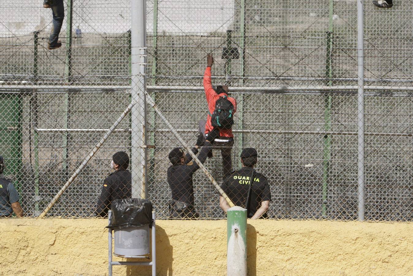 Miércoles, 22 de octubre: Unos 400 inmigrantes de origen subsahariano intentaron un nuevo salto a la valla que separa Marruecos de España en Melilla. Muchos se encaramaron desde primera hora de la mañana y bajaron tras permanecer en lo alto alrededor de seis horas. Fotografías: Reuters. Jesús Blasco de Avellaneda.