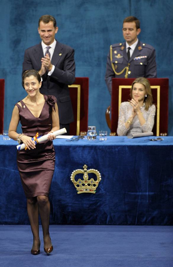 Plata con encaje. 2008. En esta ocasión, Doña Letizia se decantó por un vestido recto en plata con encaje, combinado con zapatos y clutch del mismo color.