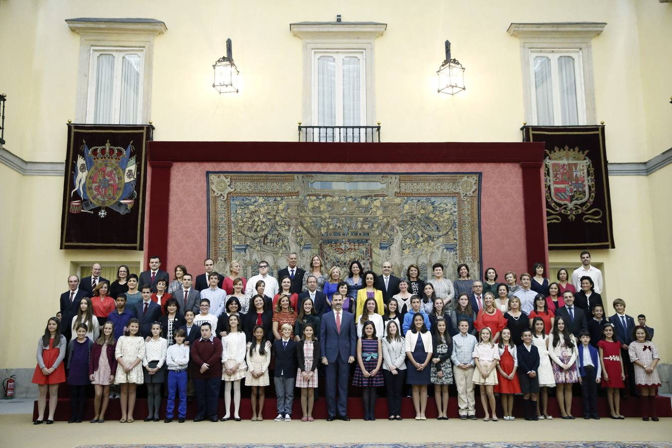 El rey Felipe VI recibe en audicencia a los niños ganadores de la XXXII y XXXIII edición del concurso escolar '¿Qué es un rey para ti?'.