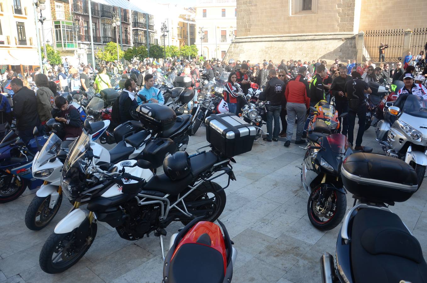 Domingo, 26 de octubre: Tercera edición de Moteros Solidarios Ciudad de Badajoz. Los beneficios se destinarán Asociación Oncológica Extremeña. Desde la Plaza España comenzó la marcha  hasta el el auditorio de la del recinto ferial donse se alebergaron más de 1000 personas. Fotografía: Casimiro Moreno