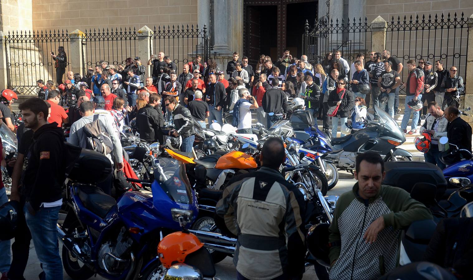 Domingo, 26 de octubre: Tercera edición de Moteros Solidarios Ciudad de Badajoz. Los beneficios se destinarán Asociación Oncológica Extremeña. Desde la Plaza España comenzó la marcha  hasta el el auditorio de la del recinto ferial donse se alebergaron más de 1000 personas. Fotografía: Casimiro Moreno