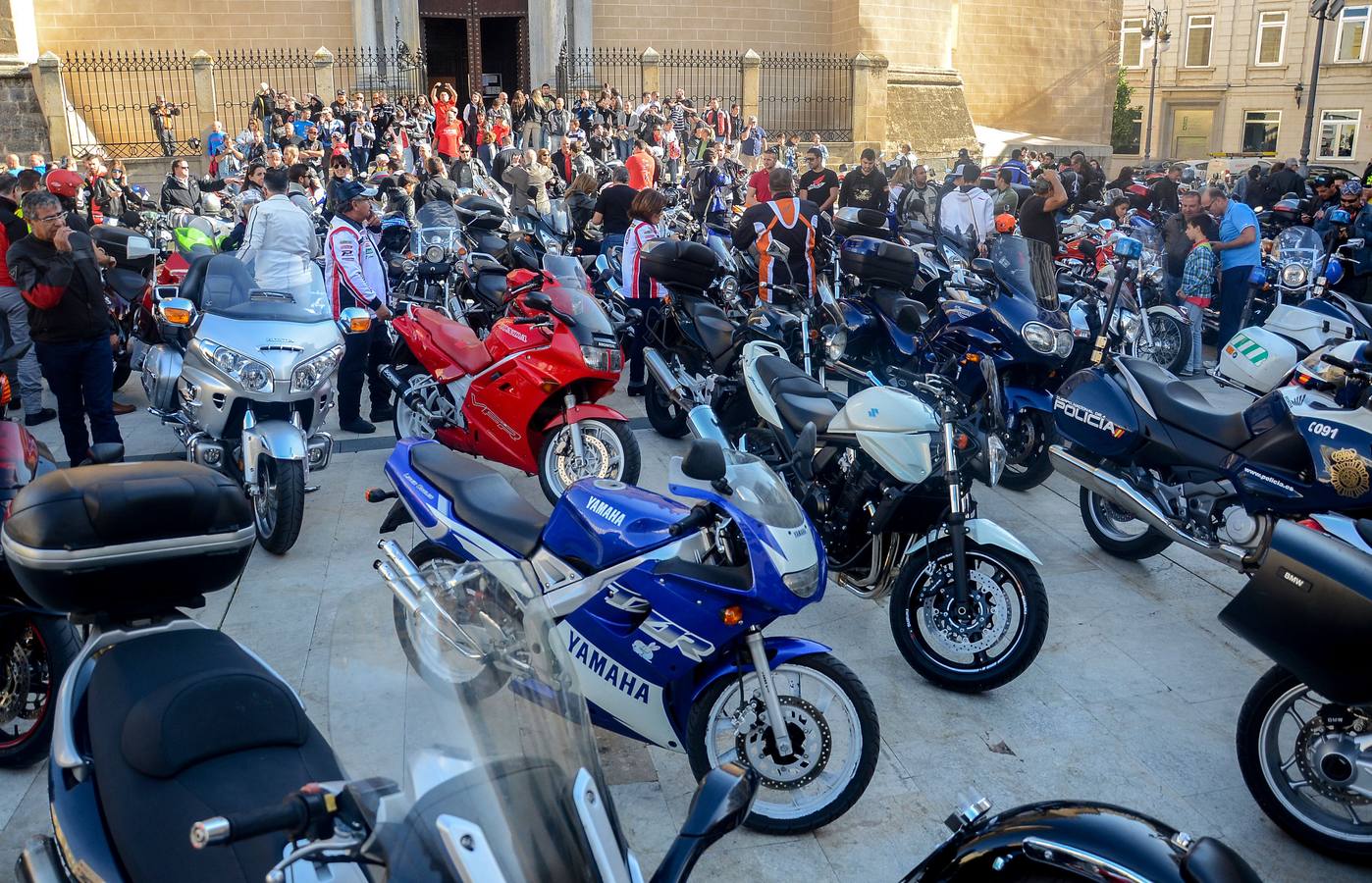 Domingo, 26 de octubre: Tercera edición de Moteros Solidarios Ciudad de Badajoz. Los beneficios se destinarán Asociación Oncológica Extremeña. Desde la Plaza España comenzó la marcha  hasta el el auditorio de la del recinto ferial donse se alebergaron más de 1000 personas. Fotografía: Casimiro Moreno