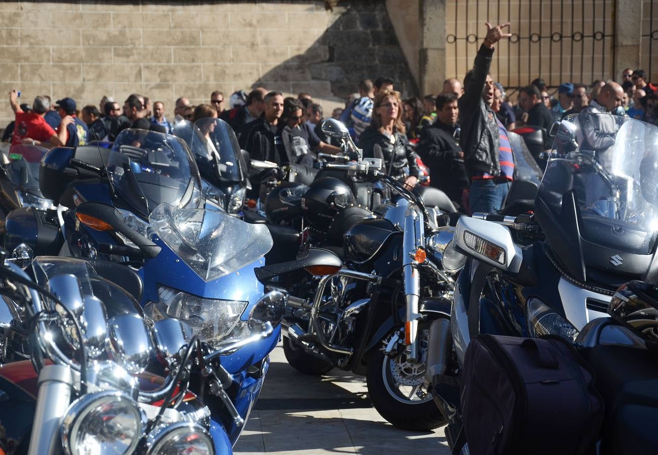 Domingo, 26 de octubre: Tercera edición de Moteros Solidarios Ciudad de Badajoz. Los beneficios se destinarán Asociación Oncológica Extremeña. Desde la Plaza España comenzó la marcha  hasta el el auditorio de la del recinto ferial donse se alebergaron más de 1000 personas. Fotografía: Casimiro Moreno