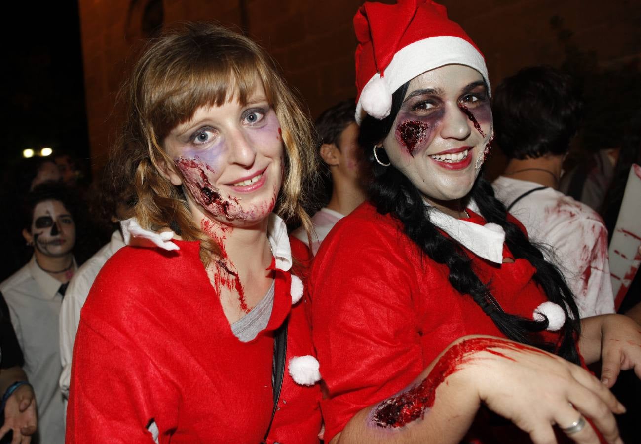 Sábado, 25 de octubre: IV marcha zombi eni quiso aprovechar el día al completo y desde primera hora comenzaron los trabajos de maquillaje de los alumnos del instituto Virgen de Guadalupe y la academia Carlos Tello en la zona del Foro de los Balbos. Se superaron las 600 personas maquilladas. Fotografía: Armando Méndez