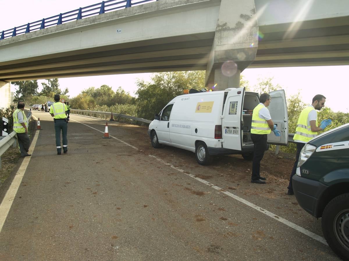 Muere un vecino de Nogales tras volcar el camión grúa que conducía