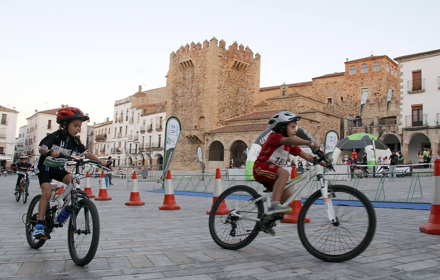 La Plaza Mayor de Cáceres acoge el II Circuito Baby Duatlón