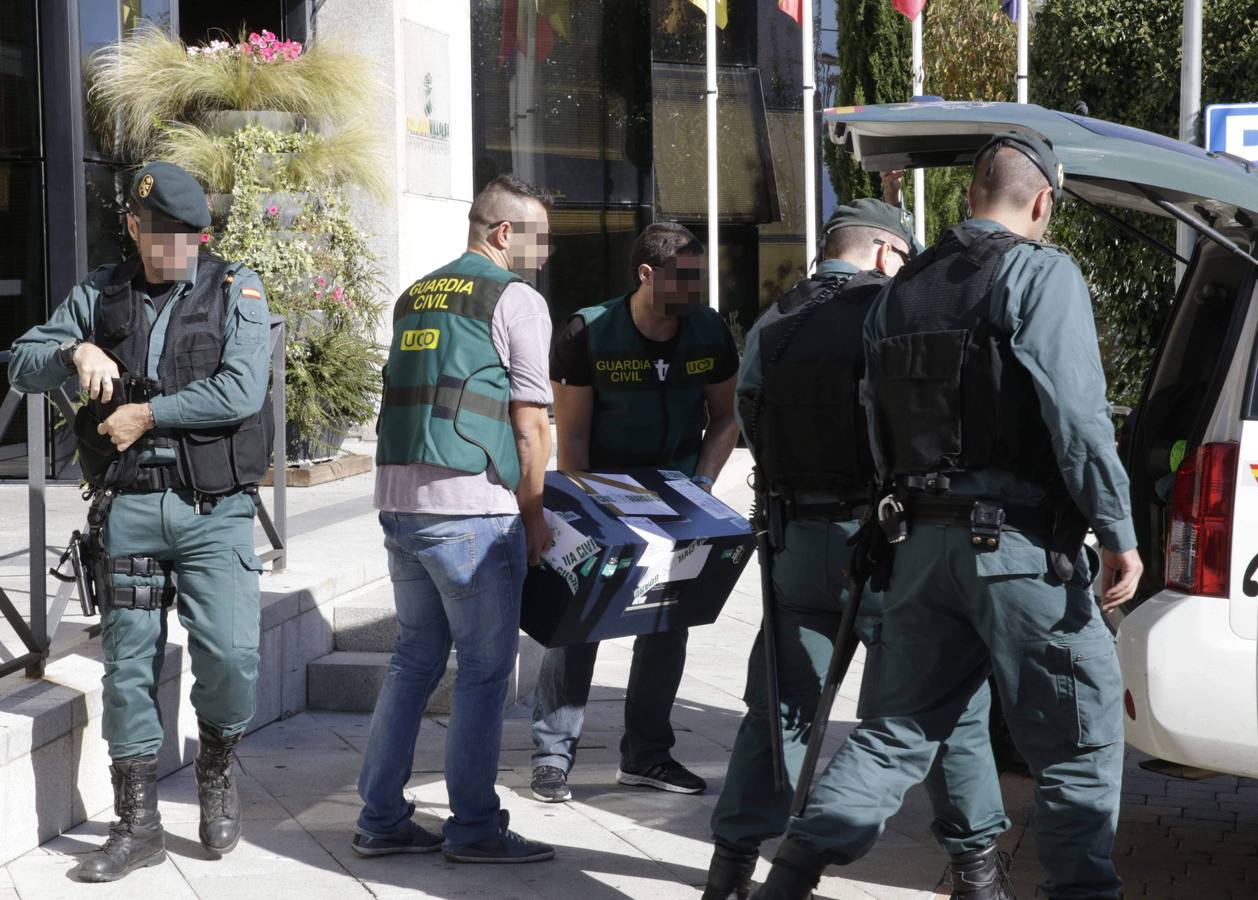 Lunes, 27 de octubre. El ayuntamiento de Valdemoro ha sido registrado por agentes de la Guardia Civil, dentro de la denominada 'Operación Púnica', en la que su alcalde José Carlos Boza Lechuga, del PP, ha sido detenido, junto al alcalde de Parla, José María Fraile; el presidente de la Diputación de León, Marcos Martínez, y el exsecretario general del PP de Madrid, Francisco Granados, entre otros, como integrantes, supuestamente, de una trama de corrupción municipal y autonómica que operaba principalmente en Madrid, Murcia, León y Valencia en la que estarían cobrando comisiones ilegales por la adjudicación de obras y servicios. Fotografías: Agencias