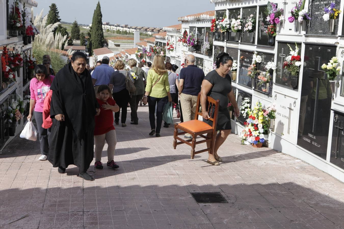 Sábado, 1 de noviembre: La festividad de Todos los Santos y el buen tiempo llena los cementerios. Fotografía: Lorenzo Cordero (HOY)