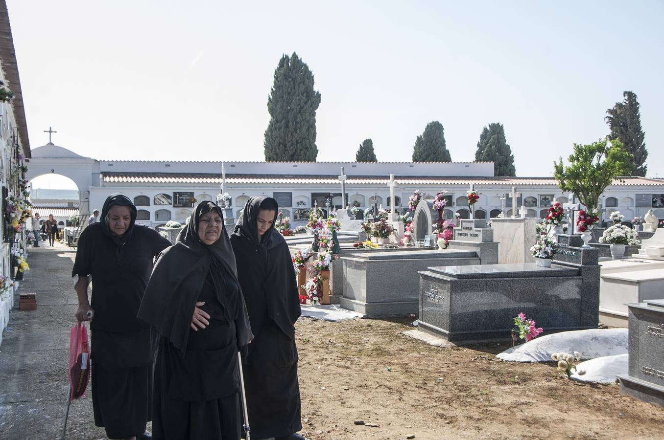 Sábado, 1 de noviembre: La festividad de Todos los Santos y el buen tiempo llena los cementerios. Fotografía: Pakopí (HOY)