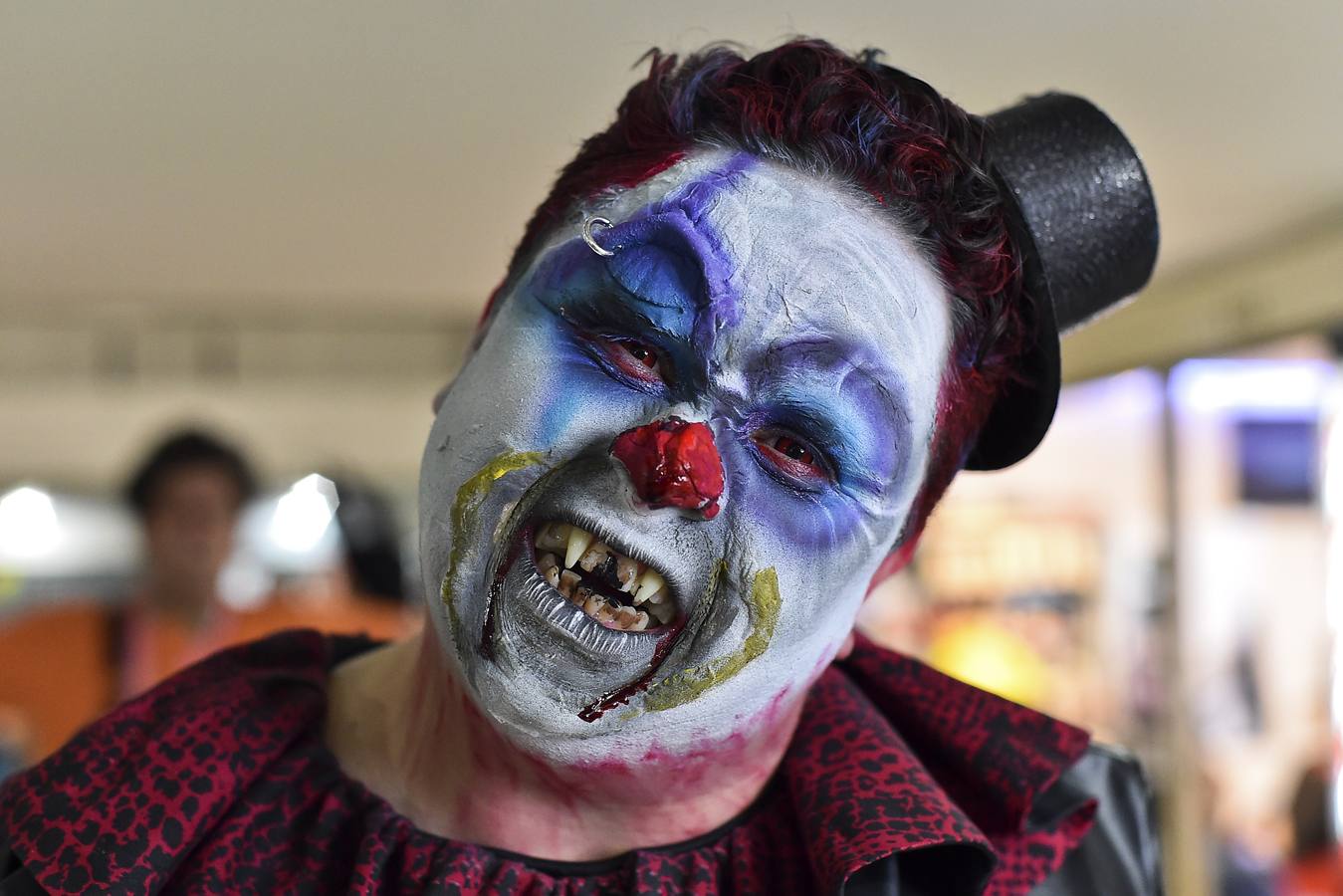 Viernes, 31 de octubre. Millones de personas en todo el planeta celebraron la noche de Halloween saliendo a la calle con terroríficos disfraces y en muchos casos con un maquillaje que bien podrían ser de una superproducción televisiva. Fotografías: EFE/REUTERS/AFP