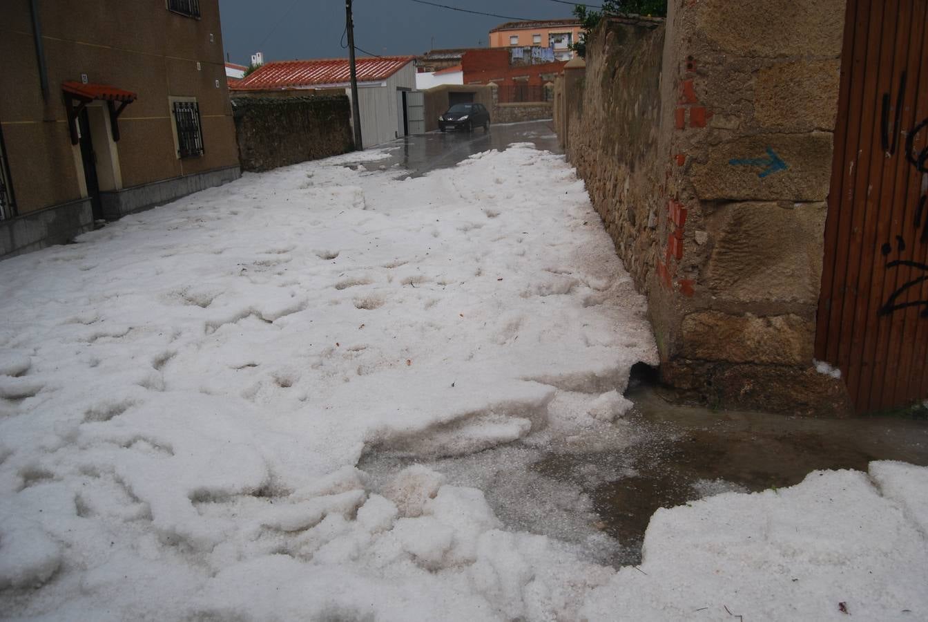 Domingo, 2 de noviembre:  Una tormenta de granizo provoca varios incidentes en Trujillo. Cayó en poco tiempo tras horas de lluvia, lo que hizo que varias calles quedaran intransitables. Foto: Javier Sánchez Pablos