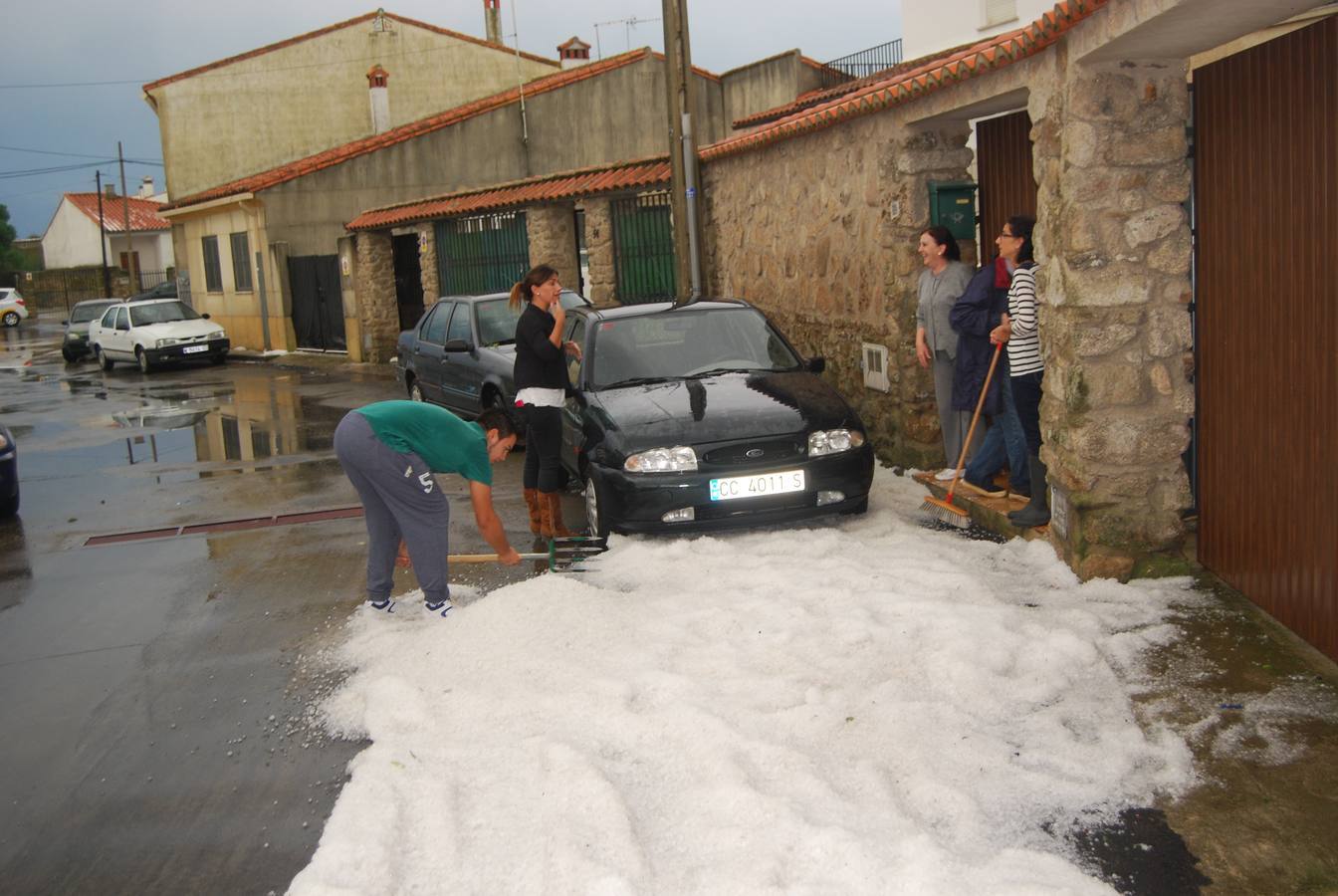 Domingo, 2 de noviembre:  Una tormenta de granizo provoca varios incidentes en Trujillo. Cayó en poco tiempo tras horas de lluvia, lo que hizo que varias calles quedaran intransitables. Foto: Javier Sánchez Pablos