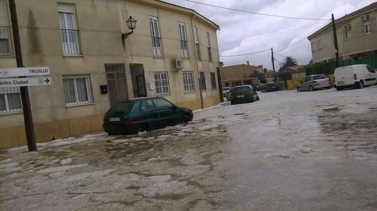 Domingo, 2 de noviembre:  Una tormenta de granizo provoca varios incidentes en Trujillo. Cayó en poco tiempo tras horas de lluvia, lo que hizo que varias calles quedaran intransitables. Foto: Javier Sánchez Pablos