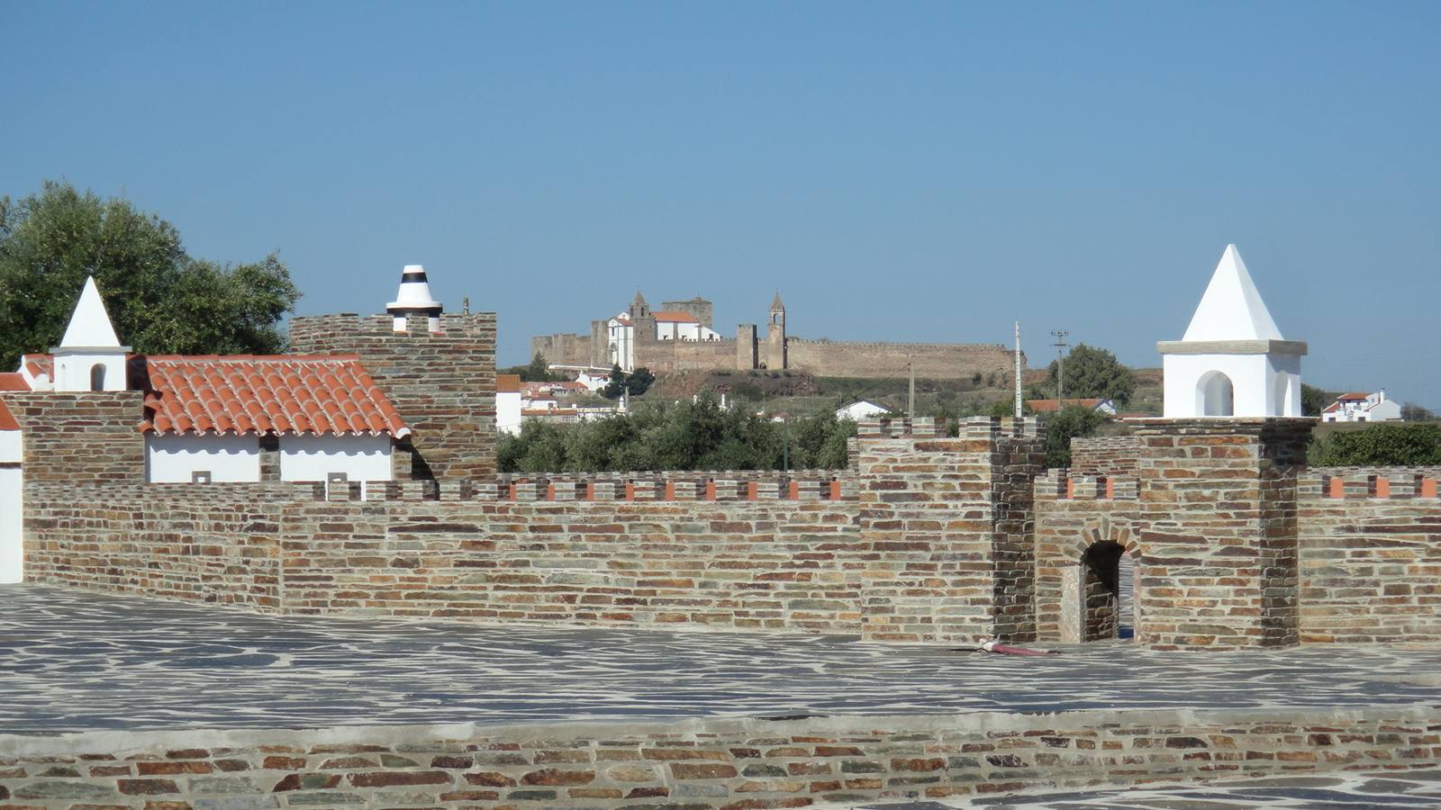 Maqueta y castillo real al fondo, Mourão