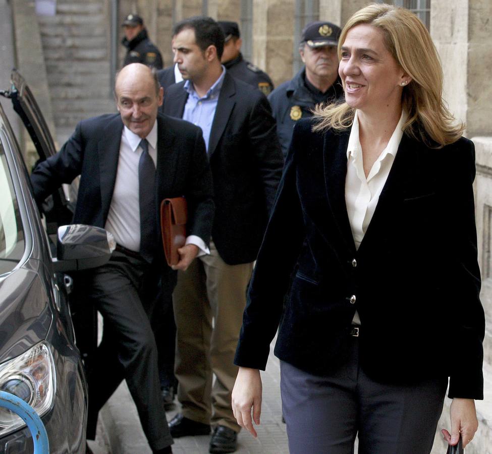 Viernes, 7 de noviembre: La Sección Segunda de la Audiencia Provincial del Palma decidió finalmente juzgar a la infanta Cristina por delito fiscal. De esta forma, la hermana del Rey se sentará en el banquillo de los acusados del 'caso Nóos' junto a su marido y la otra decena de imputados. Fotografía: Agencias