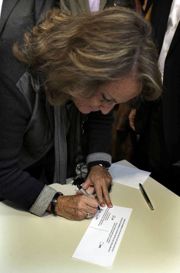 La esposa del presidente de la Generalitat, Helena Rakosnik,marca su papeleta en la Scola Pia de Balmes.