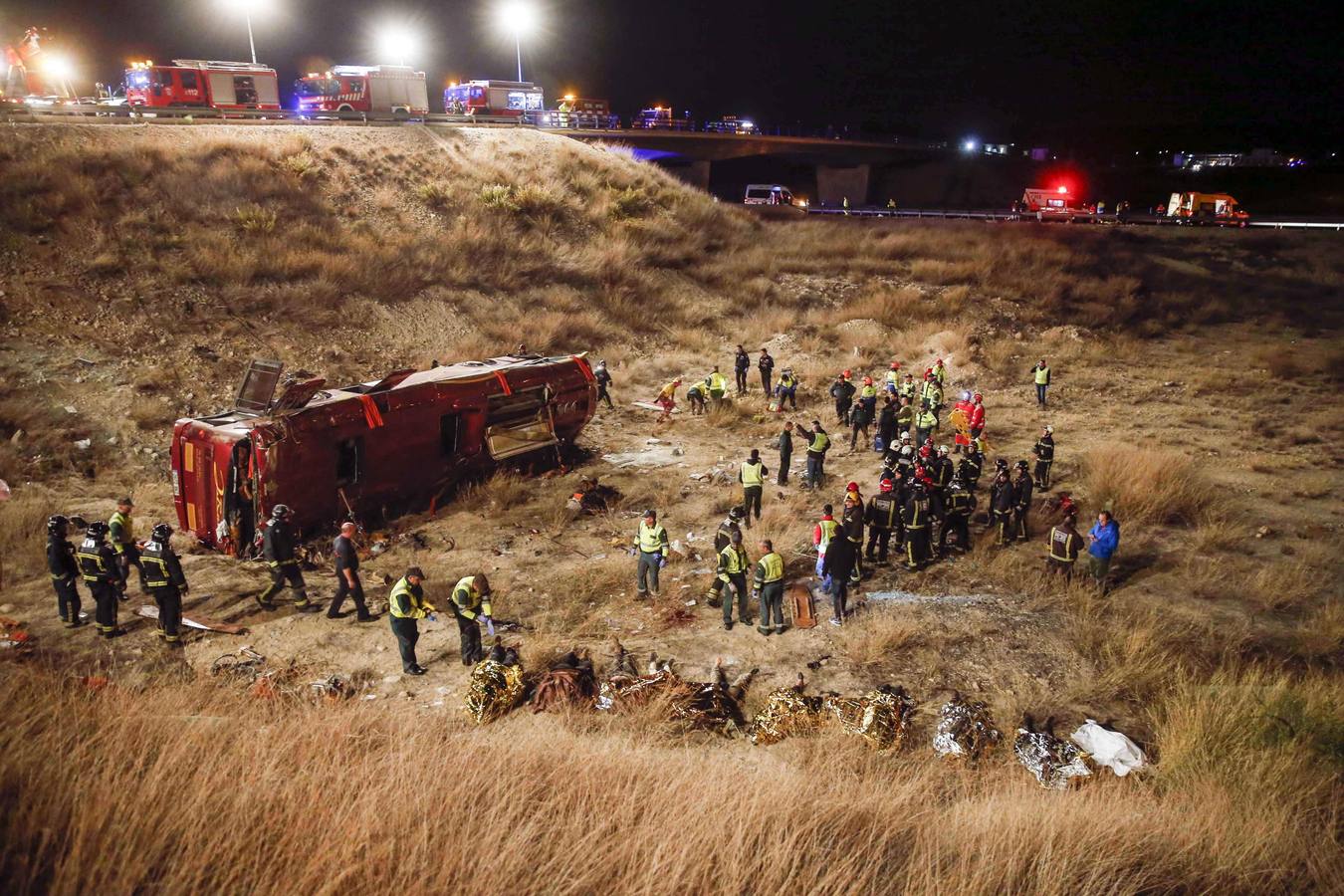 Sábado, 9 de noviembre: Catorce fallecidos y cuarenta heridos en un accidente de autobús ocurrido en la Venta del Olivo, en Murcia, al caer el vehículo por un terraplén de unos quince metros. El accidente se ha producido alrededor de las 23.20 horas cuando el autobús regresaba desde Madrid al municipio de Bullas, de donde son originarias las víctimas. Fotografías: EFE/Marcial Guillén