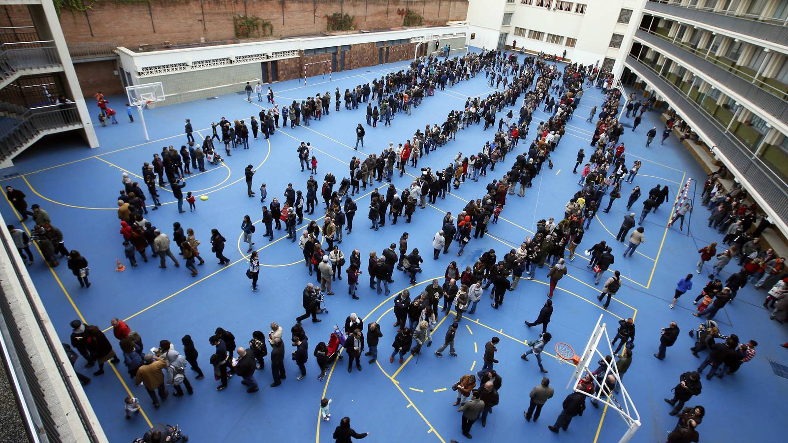 Domingo, 9 de noviembre: Jornada participativa, sin carácter vinculante, convocada hoy para que los catalanes se pronuncien sobre la independencia de Cataluña. Fotografías: REUTERS/EFE