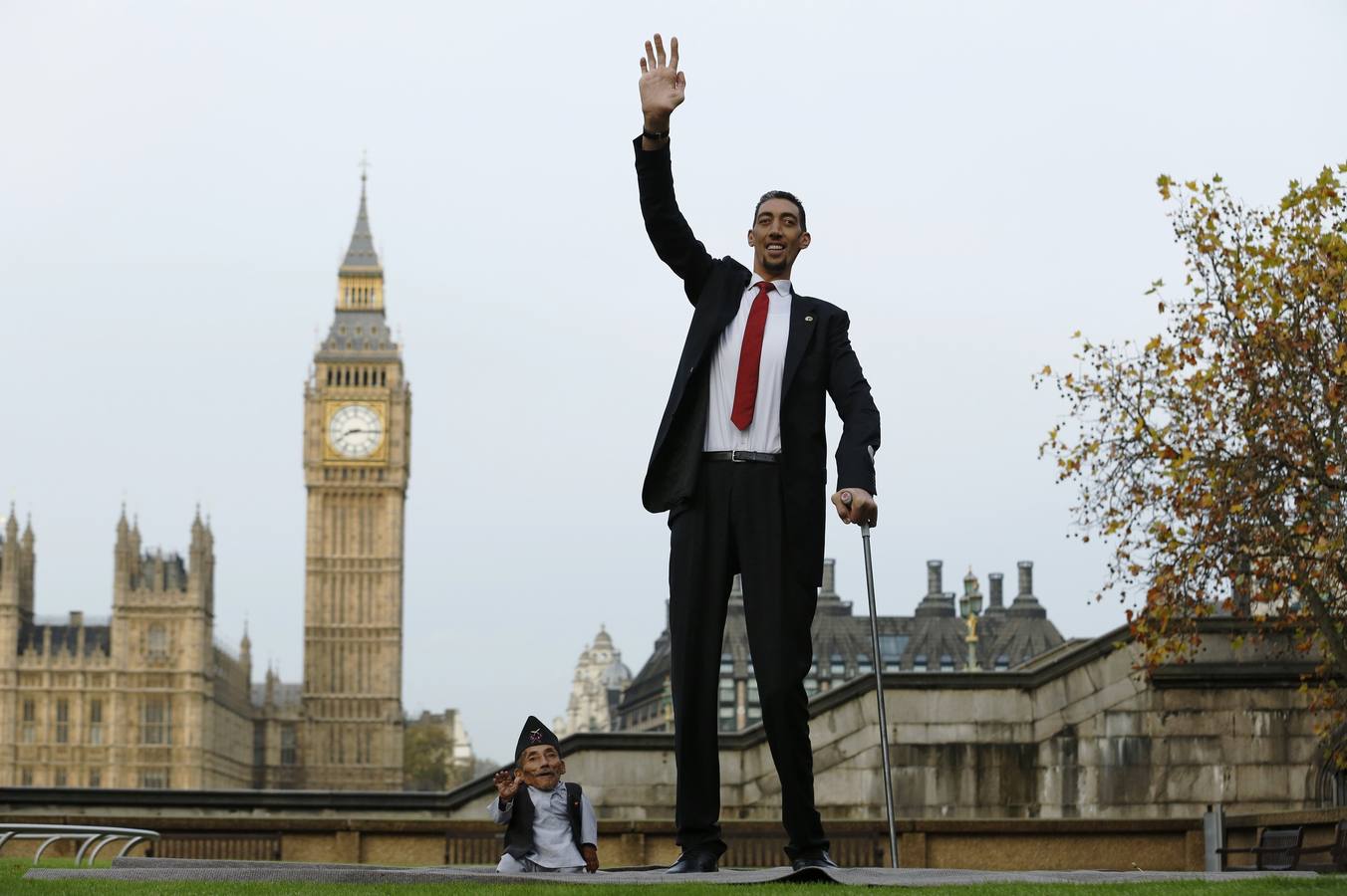 Jueves, 13 noviembre: El nepalí Chandra Bahadur Dangi y el turco Sultan Kosen posan para los fotógrafos durante una sesión fotográfica para el Guinness World Records en Londres (Reino Unido). Dangi, con 54,6 cm de estatura, es considerada la persona más baja del planeta y Kosen, con sus 251 cm de altura, es un agricultor turco que ostenta el título de la persona más alta del mundo. Fotografía: Agencias