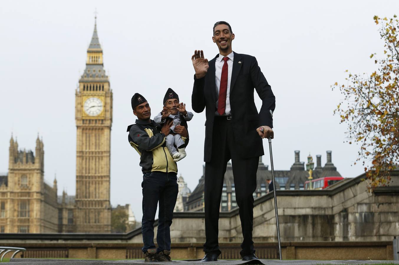 Jueves, 13 noviembre: El nepalí Chandra Bahadur Dangi y el turco Sultan Kosen posan para los fotógrafos durante una sesión fotográfica para el Guinness World Records en Londres (Reino Unido). Dangi, con 54,6 cm de estatura, es considerada la persona más baja del planeta y Kosen, con sus 251 cm de altura, es un agricultor turco que ostenta el título de la persona más alta del mundo. Fotografía: Agencias