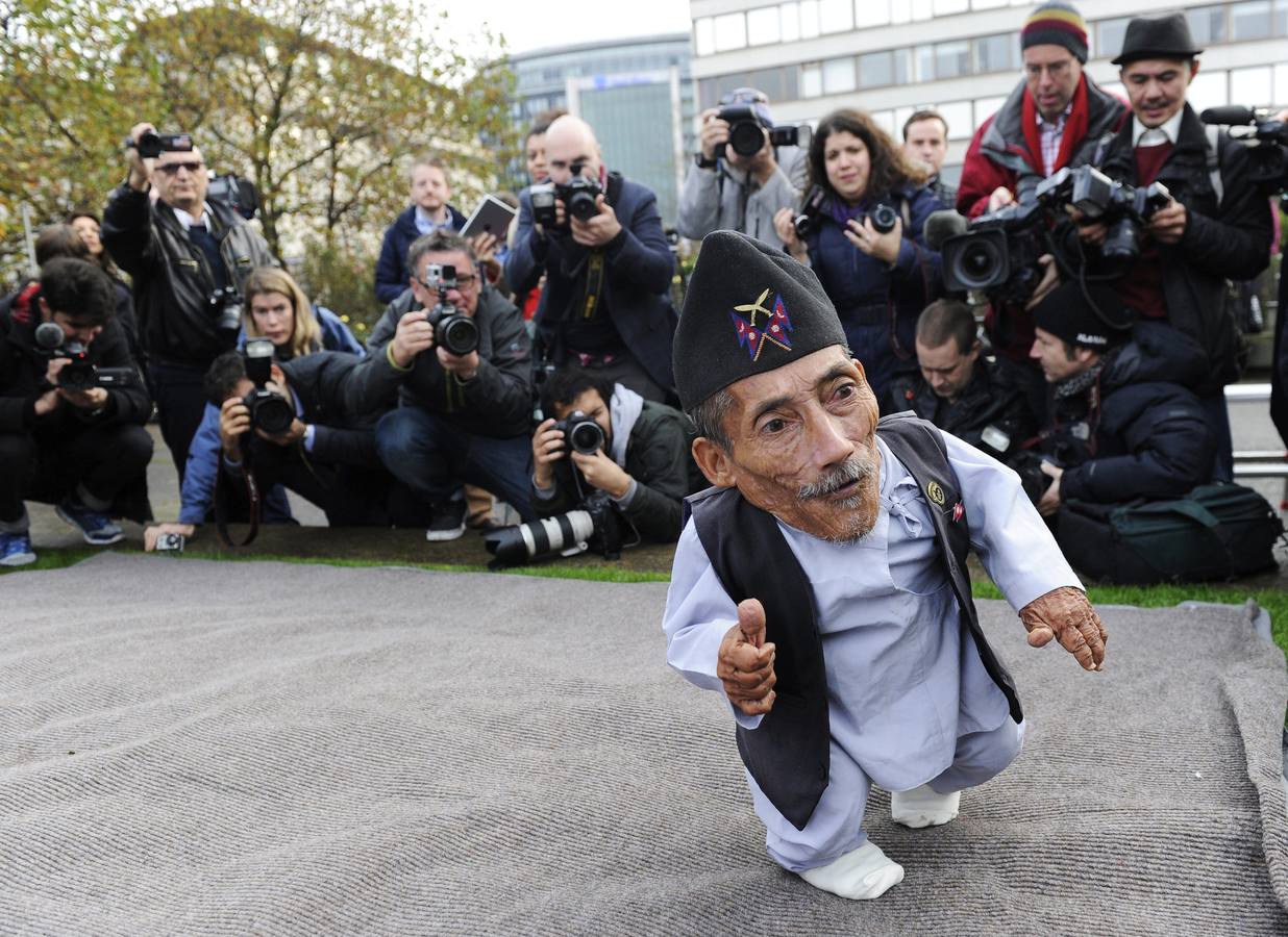 Jueves, 13 noviembre: El nepalí Chandra Bahadur Dangi y el turco Sultan Kosen posan para los fotógrafos durante una sesión fotográfica para el Guinness World Records en Londres (Reino Unido). Dangi, con 54,6 cm de estatura, es considerada la persona más baja del planeta y Kosen, con sus 251 cm de altura, es un agricultor turco que ostenta el título de la persona más alta del mundo. Fotografía: Agencias