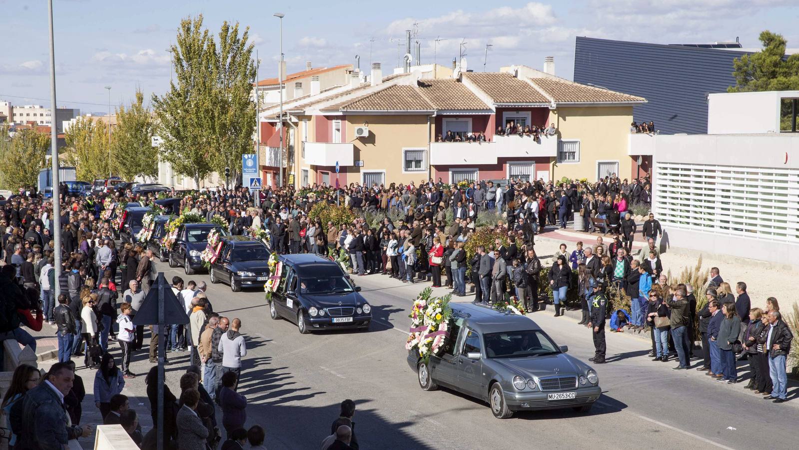 Lunes, 10 de noviembre. La comitiva de los coches fúnebres trasladan al cementerio de Bullas los restos morales de las catorce personas fallecidas la noche del pasado sábado en el accidente del autobús en Cieza, tras el funeral que se ha oficiado hoy en el pabellón Juan Valera de Bullas. EFE/Marcial Guillén