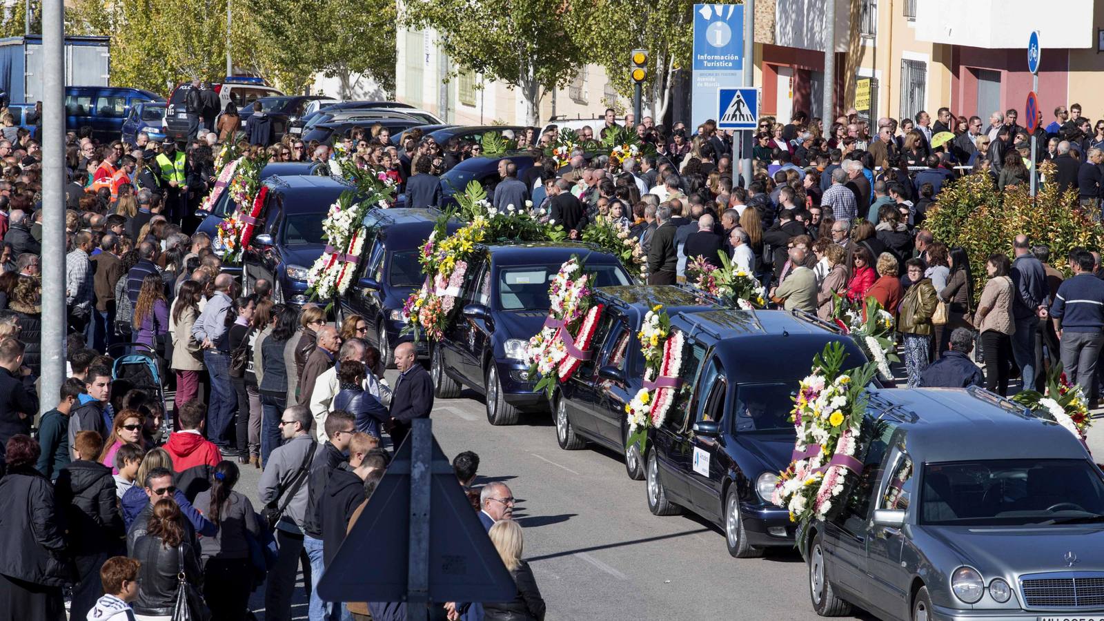 Lunes, 10 de noviembre. La comitiva de los coches fúnebres trasladan al cementerio de Bullas los restos morales de las catorce personas fallecidas la noche del pasado sábado en el accidente del autobús en Cieza, tras el funeral que se ha oficiado hoy en el pabellón Juan Valera de Bullas. EFE/Marcial Guillén