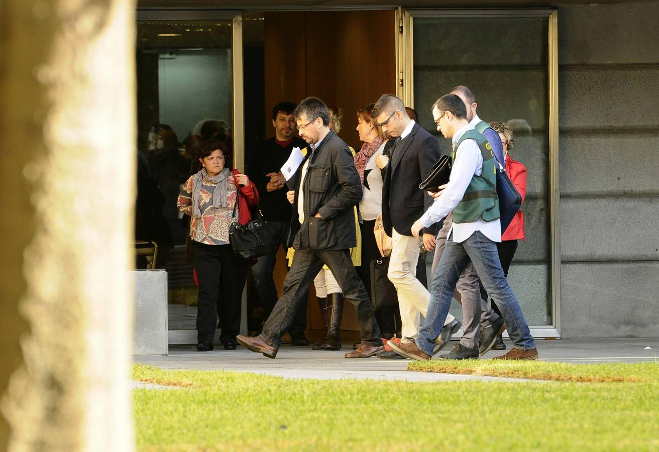 Martes, 11 de noviembre. Agentes de la Unidad Central Operativa (UCO) de la Guardia Civil en la sede de la Diputación Provincial de Sevilla, donde esta mañana han detenido al responsable de carreteras de la Diputación de Sevilla, Carlos P.C. , mientras continúan los registros en esta institución en la tercera fase de la Operación Madeja contra una trama de pagos ilegales en el Ayuntamiento de la capital andaluza, ordenado por la jueza Mercedes Alaya. Fotografía: EFE/Raúl Caro