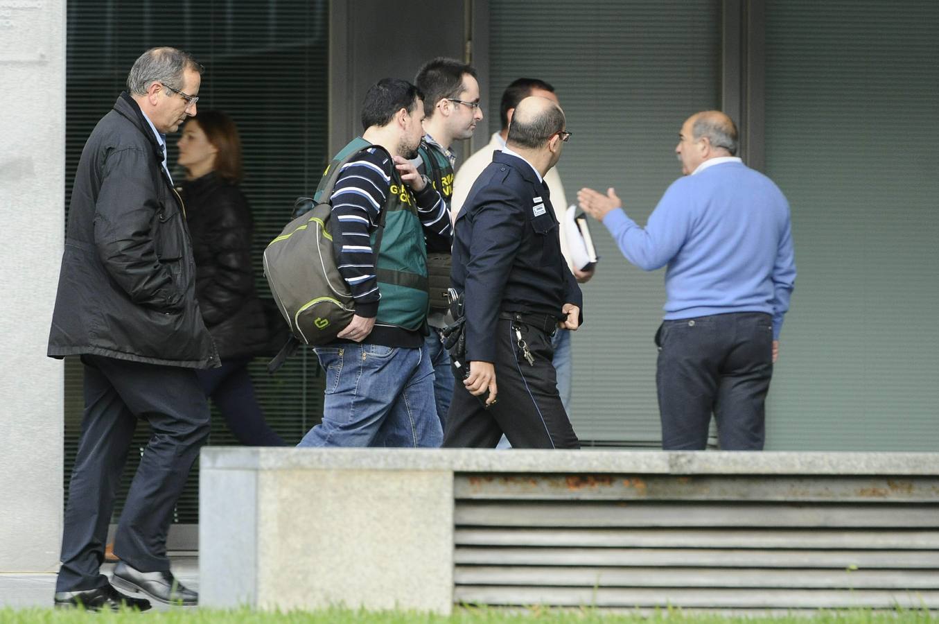 Martes, 11 de noviembre. Agentes de la Unidad Central Operativa (UCO) de la Guardia Civil en la sede de la Diputación Provincial de Sevilla, donde esta mañana han detenido al responsable de carreteras de la Diputación de Sevilla, Carlos P.C. , mientras continúan los registros en esta institución en la tercera fase de la Operación Madeja contra una trama de pagos ilegales en el Ayuntamiento de la capital andaluza, ordenado por la jueza Mercedes Alaya. Fotografía: EFE/Raúl Caro