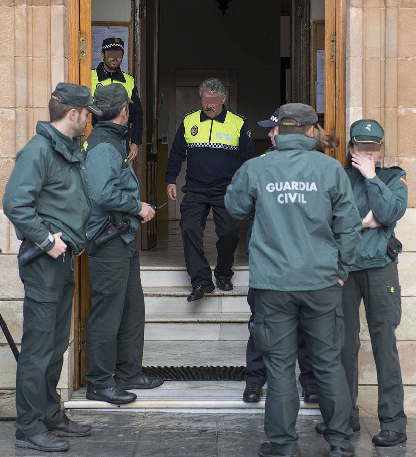 Martes, 11 de noviembre. Agentes de la Unidad Central Operativa (UCO) de la Guardia Civil en la sede de la Diputación Provincial de Sevilla, donde esta mañana han detenido al responsable de carreteras de la Diputación de Sevilla, Carlos P.C. , mientras continúan los registros en esta institución en la tercera fase de la Operación Madeja contra una trama de pagos ilegales en el Ayuntamiento de la capital andaluza, ordenado por la jueza Mercedes Alaya. Fotografía: EFE/Raúl Caro