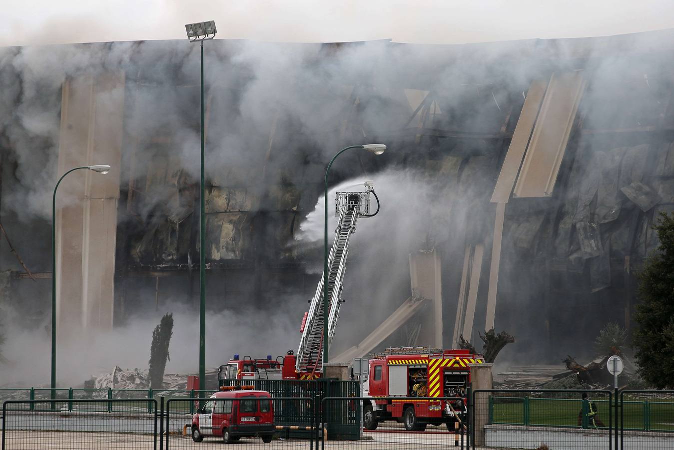 Domingo, 16 de noviembre: Vista del humo del incendio que causó daños muy graves en la planta principal de la empresa cárnica Campofrío en Burgos, en el polígono industrial de Gamonal-Villayuda. No se produjo ningún herido. El denso humo provocado por las llamas, obligó  cortar la ronda de circunvalación de la capital burgalesa y causando la colisión de dos camiones, por la escasa visibilidad.