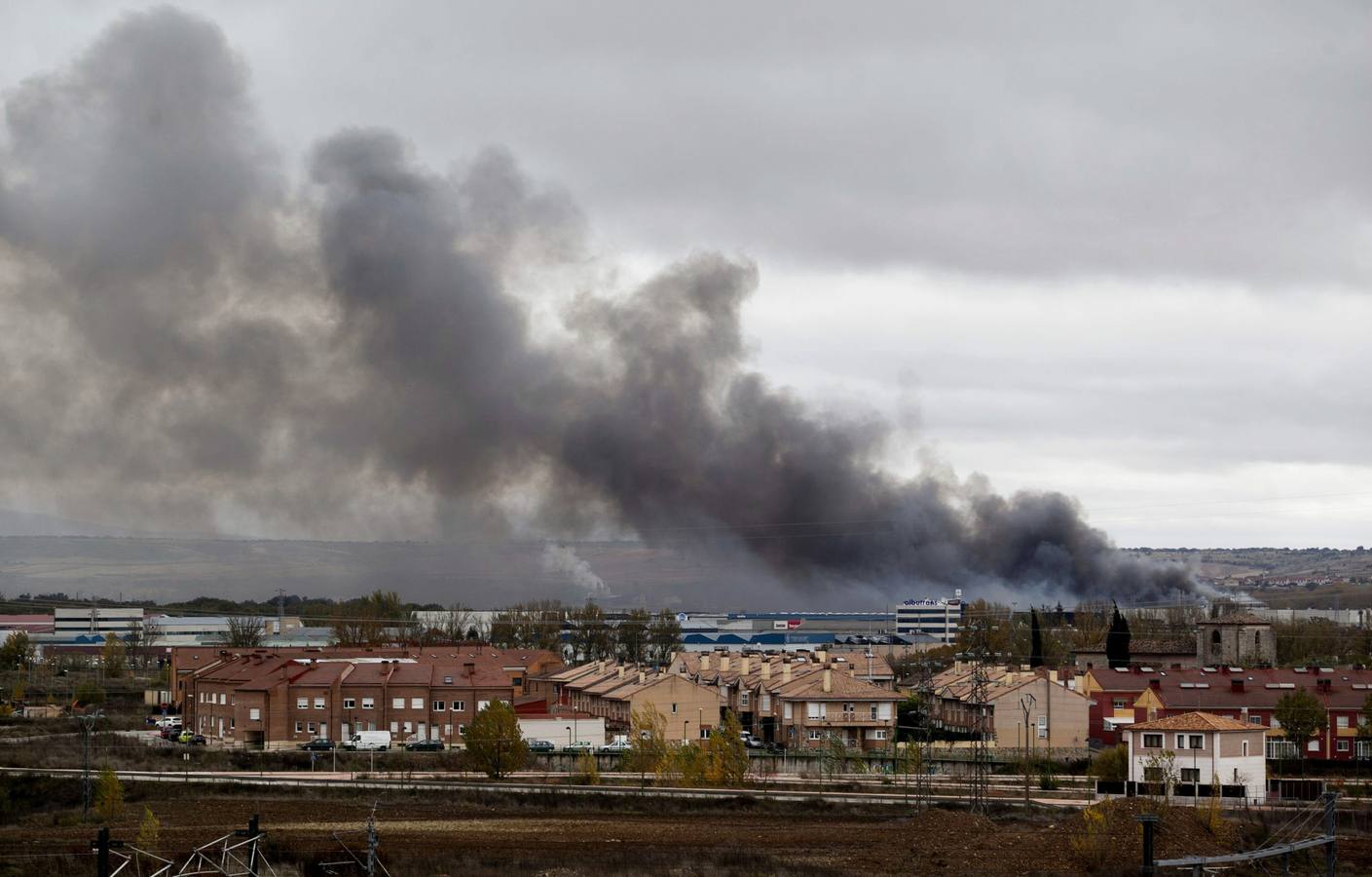 Domingo, 16 de noviembre: Vista del humo del incendio que causó daños muy graves en la planta principal de la empresa cárnica Campofrío en Burgos, en el polígono industrial de Gamonal-Villayuda. No se produjo ningún herido. El denso humo provocado por las llamas, obligó  cortar la ronda de circunvalación de la capital burgalesa y causando la colisión de dos camiones, por la escasa visibilidad.