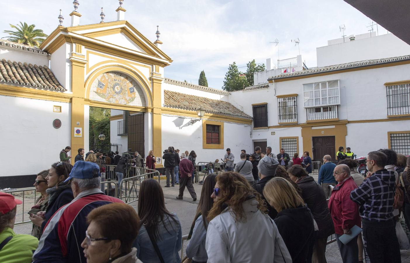Jueves, 20 noviembre: El Palacio de Dueñas en Sevilla falleció la duquesa de Alba, Cayetana Fitz-James Stuart, cuya capilla ardiente quedó instalada en el Ayuntamiento hispalense. Fotografía: EFE/Julio Muñoz