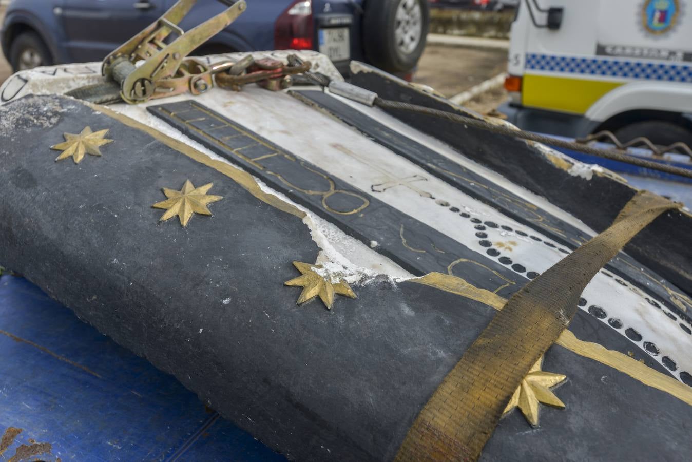 Lunes, 16 de noviembre. Derriban la imagen de La Soledad del Parque Infantil de Badajoz, atacada la semana pasada con pintura. El golpe contra el suelo afectó al manto de la estatua que está roto en varias zonas. Fotografía: JV Arnelas