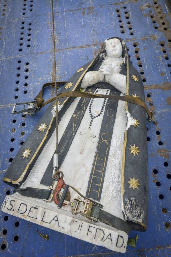 Lunes, 16 de noviembre. Derriban la imagen de La Soledad del Parque Infantil de Badajoz, atacada la semana pasada con pintura. El golpe contra el suelo afectó al manto de la estatua que está roto en varias zonas. Fotografía: JV Arnelas