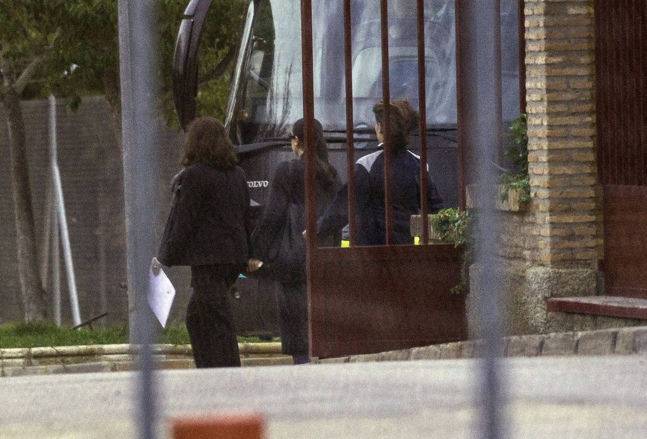 Viernes, 21 de noviembre: La tonadillera Isabel Pantoja, condenada a dos años de prisión por blanqueo de capitales, entró en la cárcel sevillana de Alcalá de Guadaíra para cumplir su pena. Fotografía: Agencias