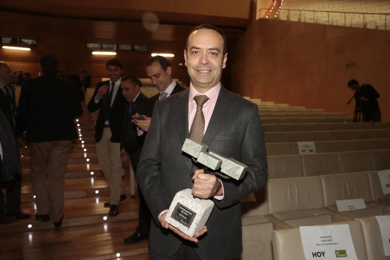 Jueves, 27 noviembre: La gala de entrega de los premios destaca el reto de alcance regional que supone la capitalidad gastronómica de Cáceres en el año 2015.. El cocinero cacereño José Pizarro afincado en Londres posa con su premio. Fotografía: Agencias